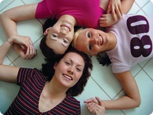 21-vuotiaat arjen sankarit keittiön lattialla. Naiset kello seitsemästä kello kolmeen: Inkeri, lähihoitaja; Emilia, eduskunnan kirjastoavustaja; Sanna, tarjoilija.