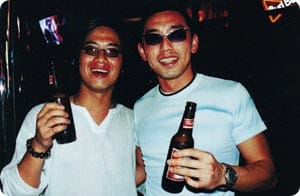 "Käsittämättömät bileet", hongkongilaispojat Cheung ja Ray hämmästelevät diskon terassilla RCA-kadulla, keskellä joraajien Jerusalemia.