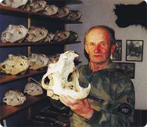 Karhunkaataja Väinö Heikkinen esittelee kaatojaan.