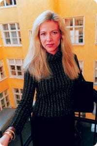 Liza Marklund myöntää tarkkailevansa ihmisiä ja salakuuntelevansa heidän puheitaan.