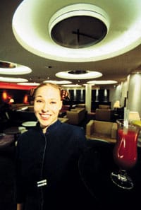 Teatterin Kellobaari. Kuka enää kohtaa Stockan kellon alla?