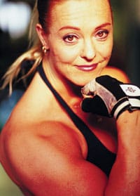 Kilpakehonrakentaja Marja Kälvälä on pysäyttävä näky Amarillon narikassa. Usein joku haastaa häne kädenvääntöön.