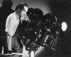 Tulio teki ensimmäiset Suomi-leffat, joissa käytiin vessassa.