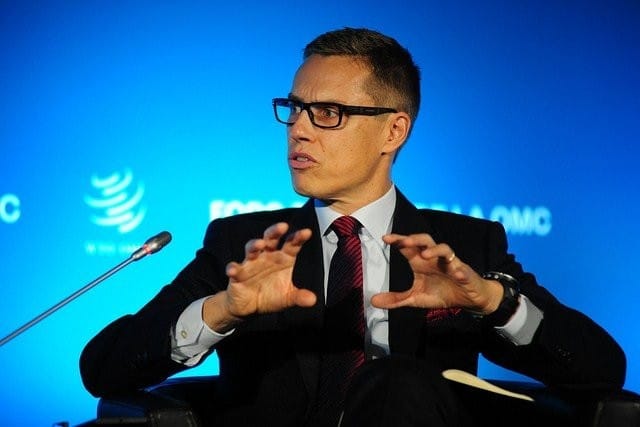 Alexander Stubb ja napakka ote maailmankauppajärjestön tilaisuudessa 2013.
