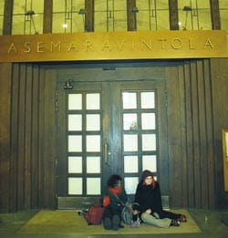 Kaisan ja Riinan juna lähtee Tampereelle puolentoista tunnin päästä. Yösija menikin baariin.