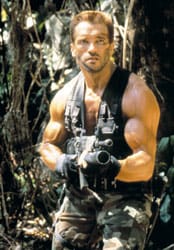 Khaki ja vihreä ovat alunperin armeijan, ei muotisuunnittelijoiden värejä. Arnold Predatorissa.