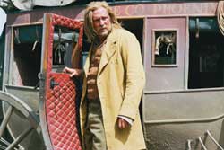 Shamanit valloillaan Blueberry-elokuvassa. Michael Madsen astuu ulos vankkureista Jan Kounenin kohufilkassa.