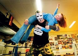 Kaksi kaunista hymyä. Pystyssä PWF:n painija Amon, vaakatasossa promoottori Maria Gren.