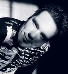 Toyota Celicalla ja 190-sarjan AMG Mersulla nuorempana Kemissä hurjastellut Alex Kunnari soittaa musiikkia trancesta hiphopiin.