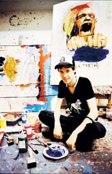 Olli Hanhirova pyrki kerran estetiikan laitokselle, mutta joutui lähtemään kokeesta pois, koska ”jengi oli niin rumaa”. Taustalla Roy Hopiavuoren uusia töitä.