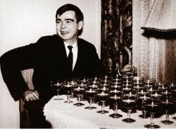 Pentti Saarikoski virvokkeiden ääressä kustantajan pikkujouluissa vuonna 1965.