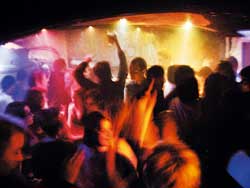 Lost & Found on jo toista vuotta peräkkäin kaupungin paras bailupaikka shotin mitalla. Onnela suhahti heti kylkeen.