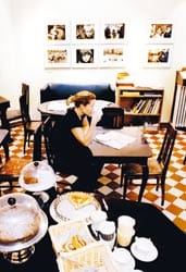 Café photossa kahvitellaan viidessätoista asiakaspaikassa.