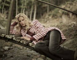 Mangon kevätilme on Mick Jaggerin ja Jerry Hallin tytär Elizabeth Jagger. Kuvassa huippumalli Karolina Kurkova.