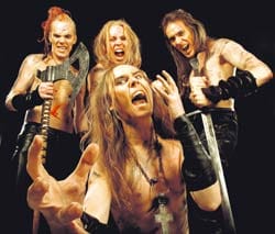 Teräsbetonilla on aihetta hymyyn. Sinkku vietiin käsistä ja paidat päältä.