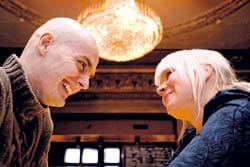 Mikä Jarkko Vikbergiä ja Paola Suhosta naurattaa? Onhan pirun kallista ostaa ravintola tai seisottaa rahoja kuukausitolkulla kankaissa.