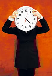 Jos teet duunia, olet itsekäs. Jos teet lapsen, et saa duunia. Synnytysikäiset naiset ovat kivoja juhlapuheissa, sanoo Tia Lindström, pätkätyömaisteri.