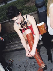 “Takahuoneessa” on kiire näytöksen aikana. Yllä H&M:n syksy.