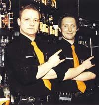 Huippubaarimikoistaan tunnetussa Sling Inissä menee drinkki väärälle asiakkaalle korkeintaan kerran vuodessa. “Kun on riittävän kauan tehnyt tätä työtä, ei osaa edes sanoa, mitä muistikikkaa käyttää, jotta asiakas saa oikean drinkin. Kasvomuist