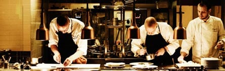 Meccan avokeittiössä riittää näpräämistä. Ruokalistalla on paljon pieniä annoksia.