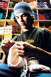 Kestilä sai valita mieleisiään kirjontalankoja,  joilla kuvioi mustan t-paidan. “En osannut heti päättää minkä ideoistani toteutan. Tähän tulee neliö, kolmio ja erilaisia nuolia. Mä kuljen ton pistorivin myös takaisin päin, niin siitä tulee yht