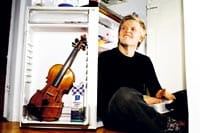 “Kun on lämmittänyt mikrolasagnea kynttilän päällä, osaa arvostaa hyvää ruokaa” sanoo Pekka Kuusisto. Mustikkakeitto kuvausrekvisiittaa.