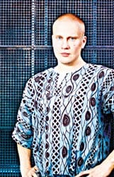 Kuvataiteilija Teemu Mäki on ohjannut, kirjoittanut ja visualisoinut Sulkapallo-oopperan yhdessä Juha-Pekka Hotisen kanssa.