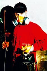 Hyönteismyrkyttäjä suojautuu vaaroilta kasvomaskilla. Millä suojautuu psykiatrinen sairaanhoitaja?