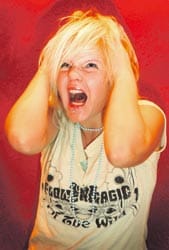 Päänahan hierominen ja hiusten lievä vetäminen voi helpottaa särkyä hetkeksi.