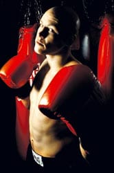 Juho Tolppola on yrittänyt Guinnessin ennätystenkirjaan lyömällä vuorokauden putkeen nyrkkeilysäkkiä.