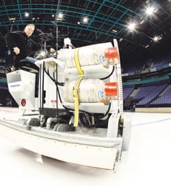 Mies ja paholainen. 37-vuotias Erno Raekumpu on ajanut jäänhoitokonetta Hartwall Areenalla vuodesta 1997.