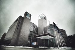 Puolueettomuus on vaikea laji, vaikka alla on iso kone ja kansan kukkaro.