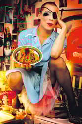 Cristalin vinkki Drag-astorin välttämiseksi: siemaile hyvää Pinot Noiria läpi koko sotkuisen maksanjauhantaprosessin ja avaa uusi pullo aina, kun edellinen loppuu.