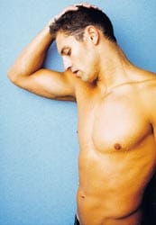 Työasussa vain 0,10 neliötä kangasta. Uimahyppääjä Joona Puhakka on mielestänne Suomen kolmanneksi kuumin miesurheilija.