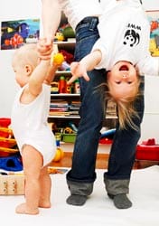 Naistutkijan näkemys kotirouvuudesta: mies ostaa itselleen vapautta ja naiselle lomaa ansiotyöstä.