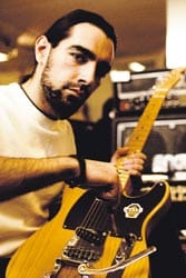 Nuori yrittäjä. Vallu Babitzin perusti kahden ystävänsä kanssa soitinliikkeen Kallioon.