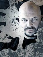 Timo Rautiainen, Ikä: 43, Laulunumero: 8. Koulutus: Erityisluokan opettaja, kasvatustieteiden maisteri. Soittotaito: Kitara, mandoliini, basso, piano, nokkahuilu. Erikoista: Sauvakävellyt elämänsä aikana kolme kertaa.