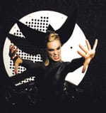 Yhden naisen tehdas. HK119 tekee kaiken itse kissapukuja lukuunottamatta.