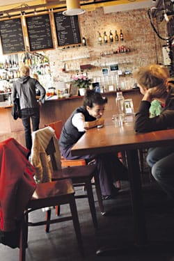 Yksinäiset tunteelliset naiset parveilevat KOM-ravintolan musiikki-illoissa maanantaisin ja torstaisin.