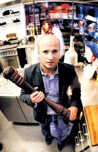 Ravintoloitsija Henrik Poulsen ampuu vapaa-ajallaan lintuja ja kiekkoilee Pietarinkadun Oilersissa.