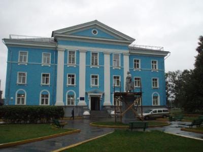 Pihalla seisoo Kalinin