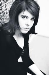 Riikka Pulkkinen kirjoittaa jo toista kirjaansa, vaikka vannoi kirjoittamisen jäävän esikoiseen. “Kikattelen, kun kirjoittaminen on niin kivaa.” Kirja kertoo naapureista.