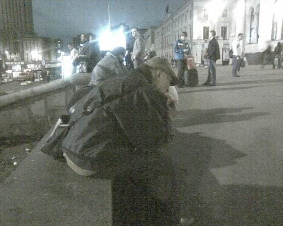 Kerjäläisvanhus järsii piirakkaa Leningradin  asemalla