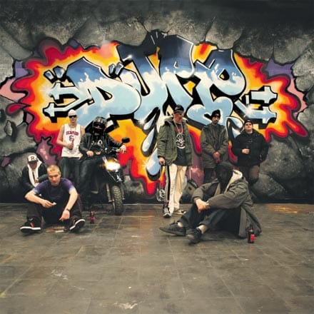 Sanokaa muikku! Kuvataideakatemiassa napsaistuun DJPP:n levyn kansikuvaan on ikuistettu uniikki otos pääkaupunkiseudun räppäreitä Espoosta Itä-Helsinkiin. Vasemmalta oikealle: Raimo, Asa, Stig Dogg, DJPP, Notkea Rotta, Shaka, Jontti, Petos.