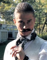 “Haasteellisinta sketsiviihteessä on polkaista hahmoja pikatahtiin, samaan aikaan kun irtopulisonkeja valitaan“, kertoo Keri Ketonen rooliasussa.