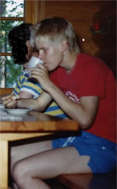 Toni-Poni yläasteiässä with tädin mies, aina nälkä ja koko ajan jano..