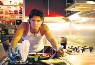 Kalle Kuusela käyttää kattauksessaan Iittalan laseja ja jääkaapissa näyttäisi olevan Domppaa.