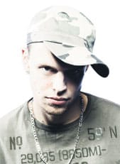 Jyväskylän yliopistosta kasvatustieteiden maisteriksi valmistunut Signmark opettaa viittomakieltä ammattikorkeakoulussa.