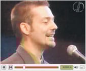 Loituman Timo Väänänen lauleskelee videolla.