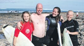 Ari Peltonen osaa näyttää kieltään, muttei uida eikä surffata.